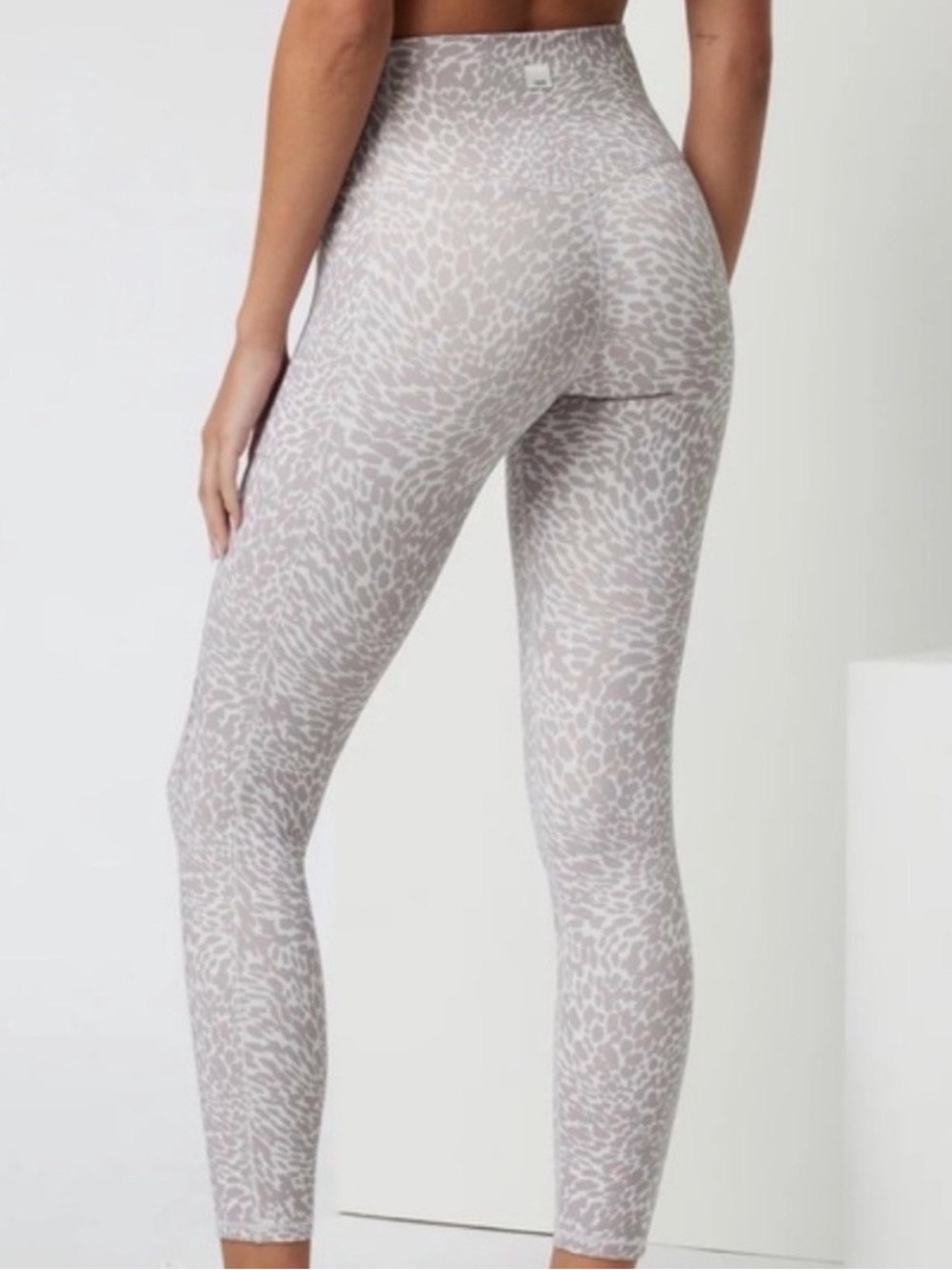 Vuori performance leggings High-Waist Animal Print in Taupe and Cream small